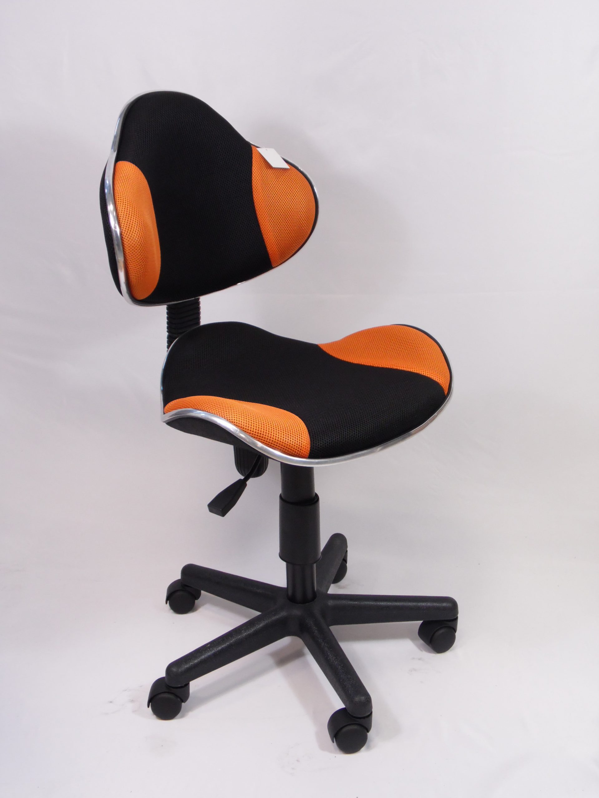 sedia per pc color nero e arancione dimensioni: h max 95 cm x d 55cm, h sedile 54cm x d sedile 48 cm; Materiali: tessuto e plastica
