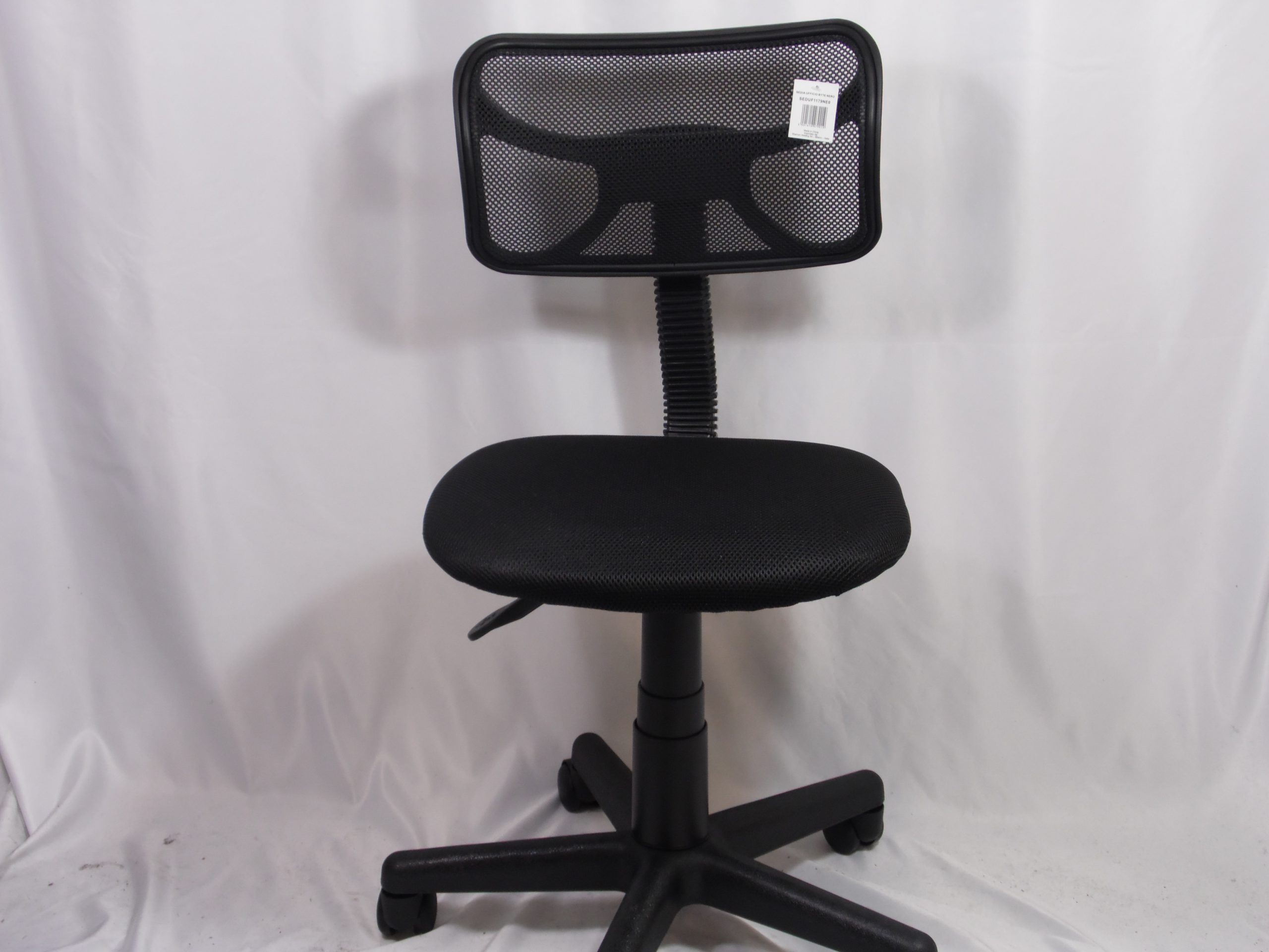 sedie per pc dimensioni: h max 83cm x d 55cm, h sedile 45cm x d sedile 44cm; Materiale: plastica e tessuto color nero
